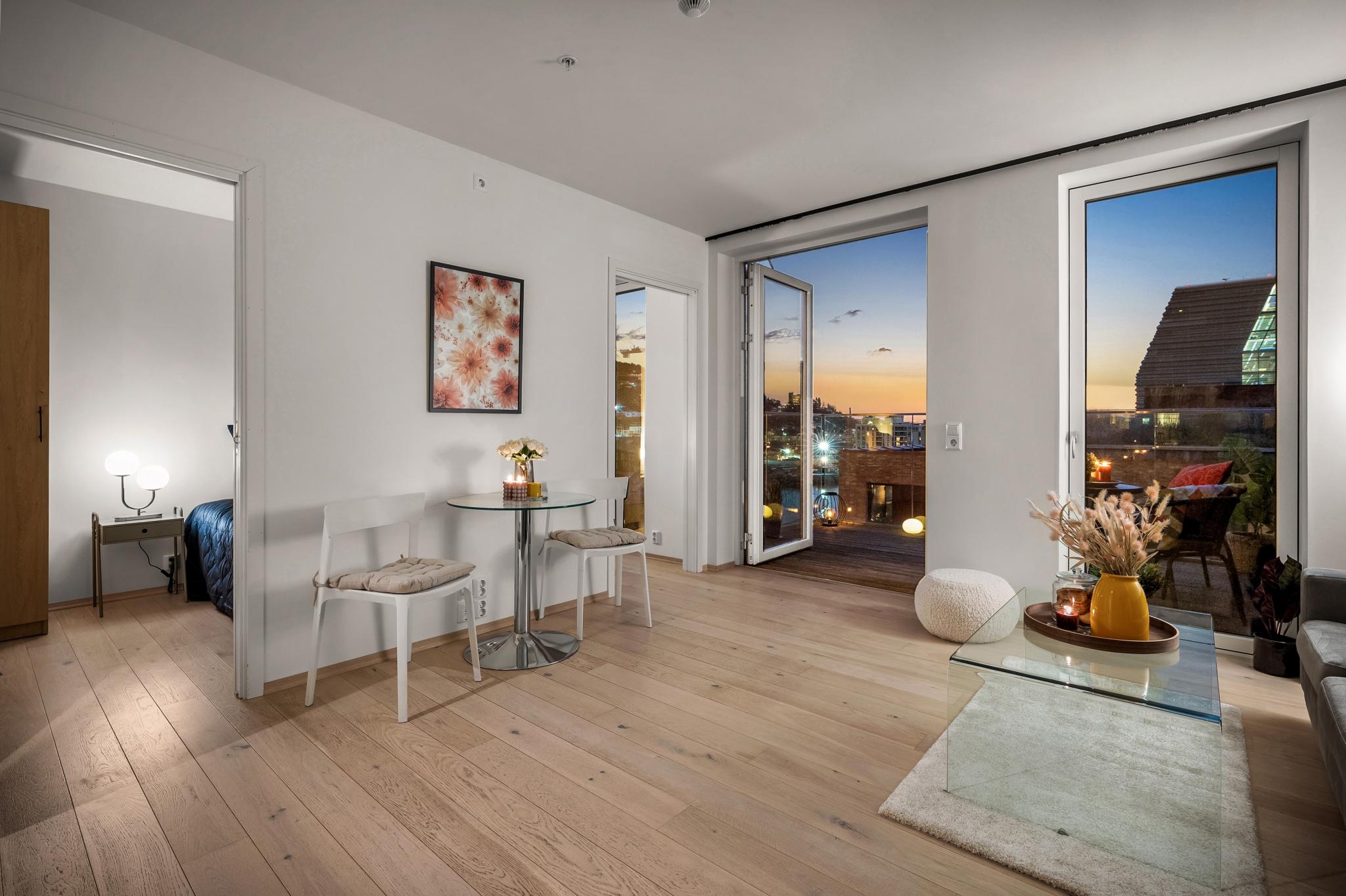 Her bor man høyt og fritt med mye åpen plass og vakker utsikt mot fjorden.